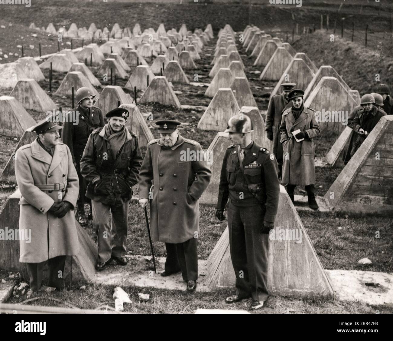 Ende des Zweiten Weltkriegs 1945 - der britische Premierminister Winston Churchill besucht die Siegfried-Linie "Dragon's Teeth" - auch Feldmarschall Montgomery und General Simpson Stockfoto