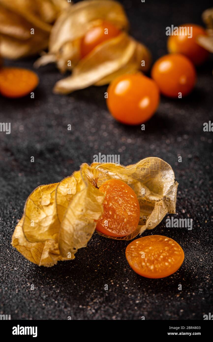 Gesunde, frische Kap Stachelbeeren auf schwarzem Hintergrund Stockfoto