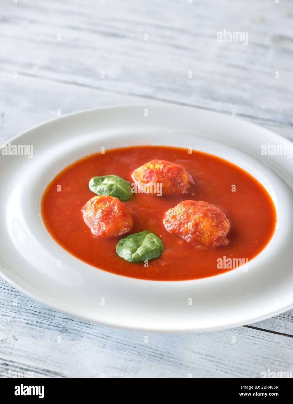 Teil der Tomatensuppe mit fleischklößchen Stockfoto