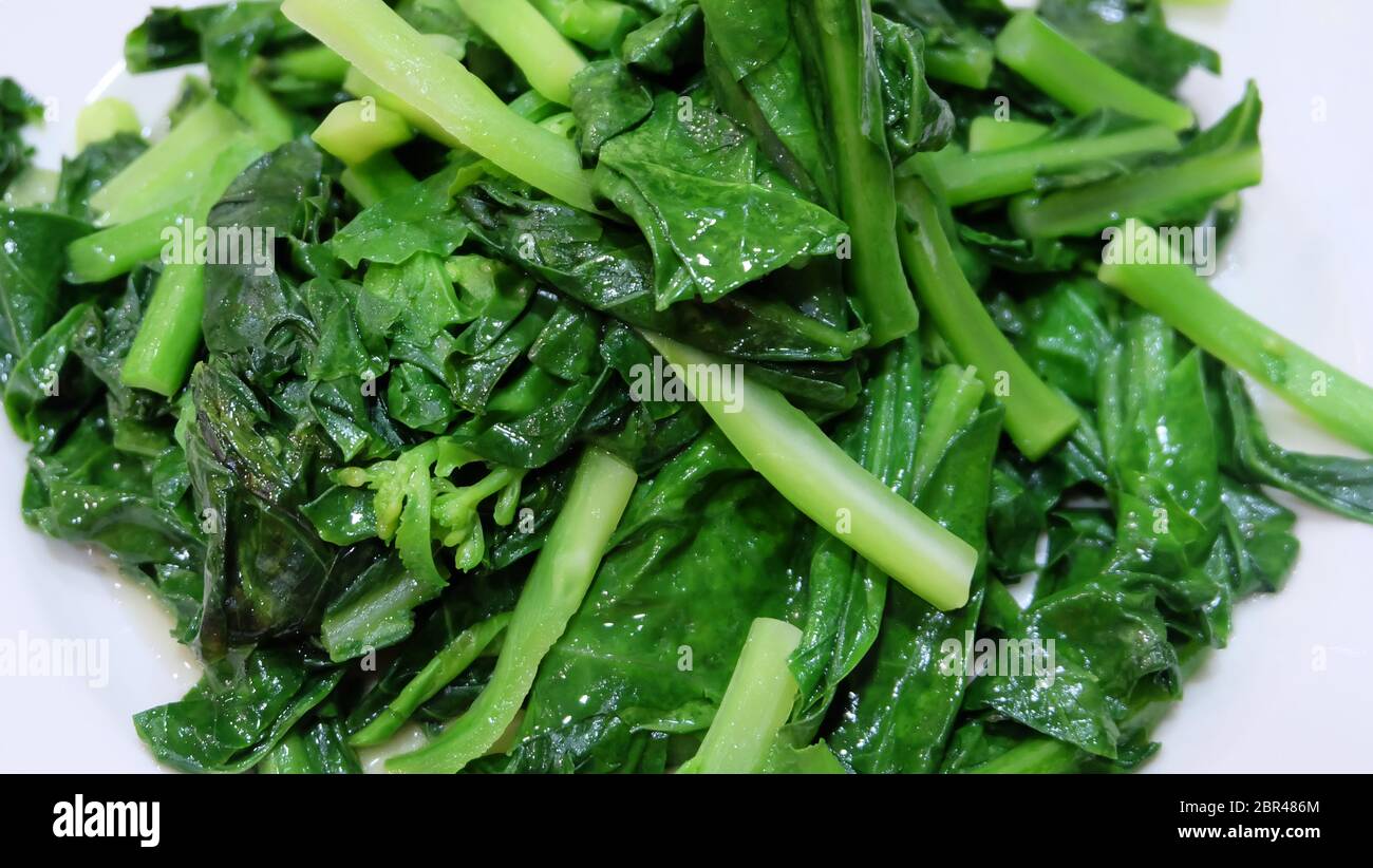 Braten sie chinesischen Brokkoli, auch bekannt als gai lan oder kai-lan. Stockfoto