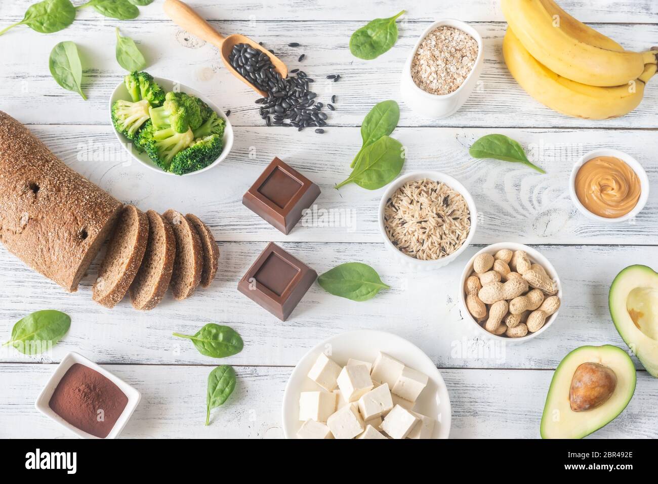 Sortiment von Magnesium-reichen Nahrungsmittel auf dem hölzernen Hintergrund Stockfoto