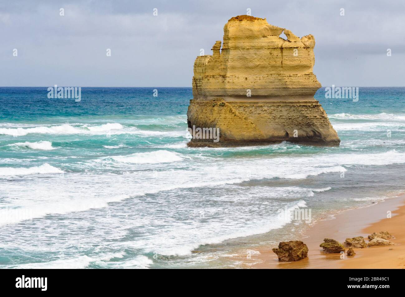 Eine enorme offshore Kalkstein stack am Gibson Schritte Strand entlang der Great Ocean Road in der Nähe der Zwölf Apostel - Port Campbell, Victoria, Austral Stockfoto