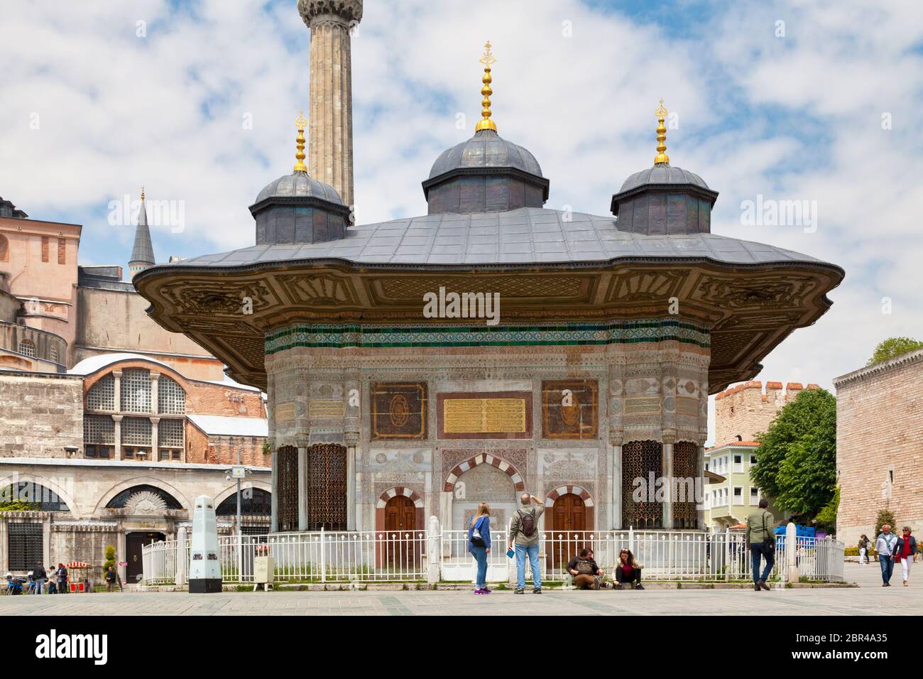 Istanbul, Türkei - Mai 09 2019: Der Brunnen von Sultan Ahmed III. Ist ein Brunnen in einem türkischen Rokoko-Gebäude auf dem großen Platz. Stockfoto