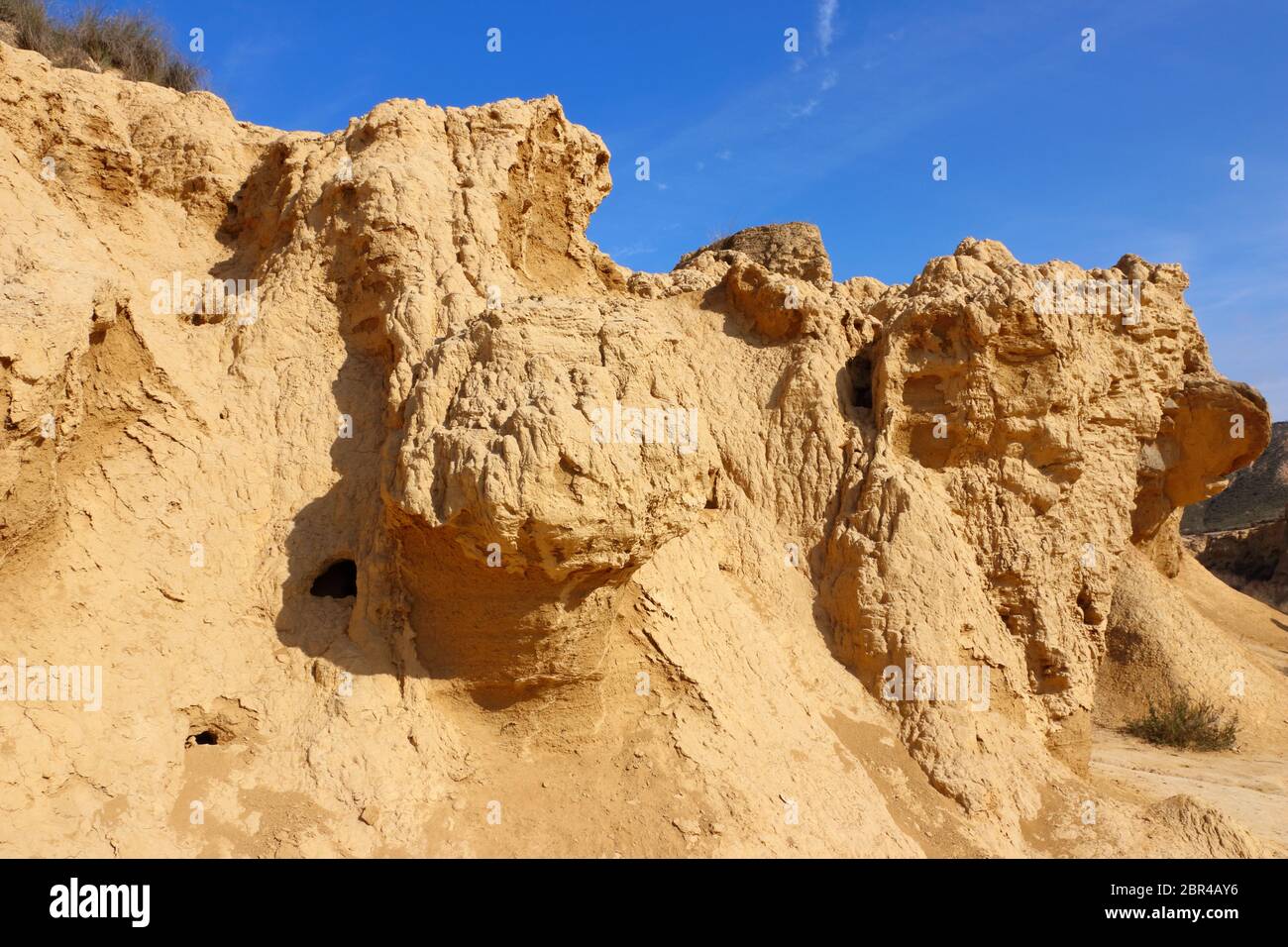 Nahaufnahme von Sedimenten und Erosionserosionsmerkmalen in der halbwüstennahen Naturregion Bardenas Reales, UNESCO Biosphärenreservat, Navarra, Spanien Stockfoto