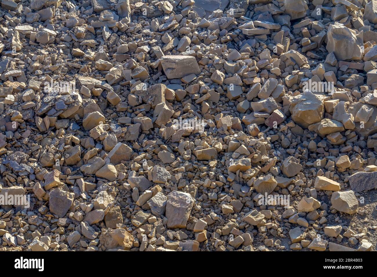 Sonnig beleuchteten full frame gebrochene Steine Hintergrund Stockfoto