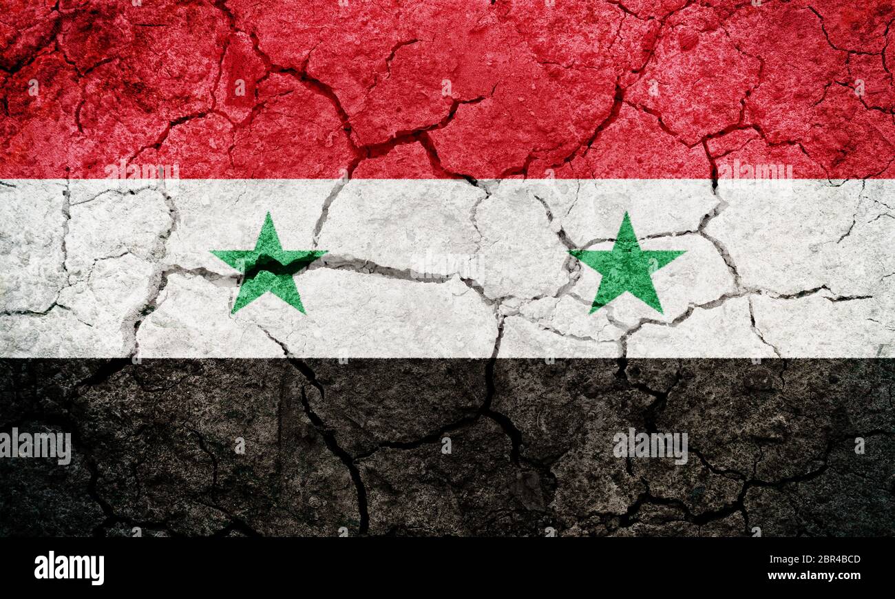 Arabische Republik Syrien Flagge auf trockener Erde Boden Textur Hintergrund Stockfoto