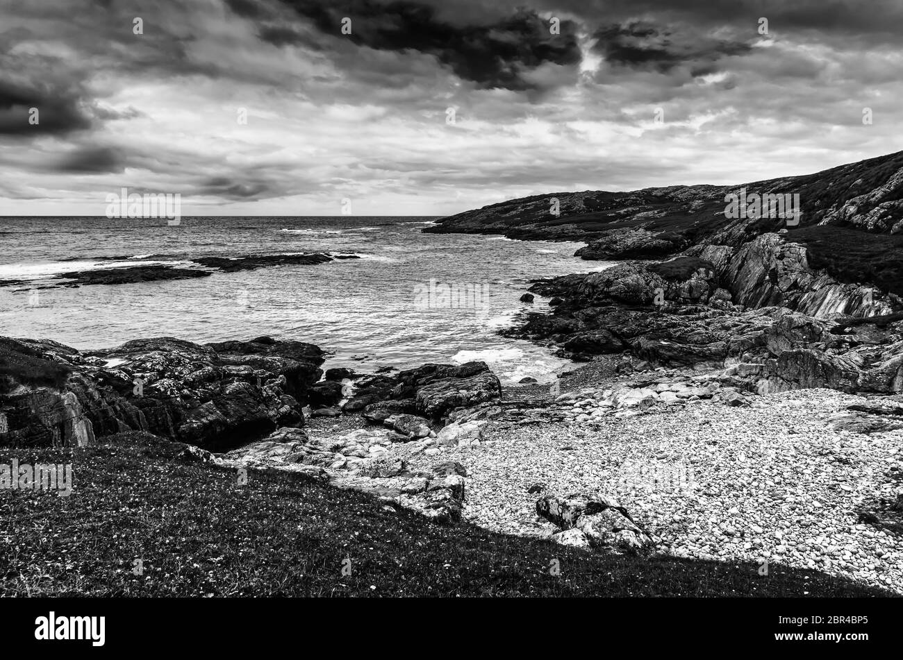 Dunkle Wolken am Himmel, es regnet sofort. Stockfoto