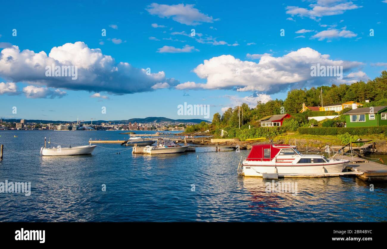 Oslo, Ostlandet / Norwegen - 2019/09/02: Panoramablick auf Lindoya Insel am Oslofjord Hafen mit Lindoya Vest Marina und Sommerhäuser am Ufer Stockfoto
