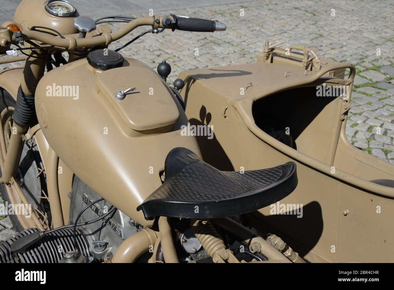 Militärmotorräder BMW R60, Foto aufgenommen in Steyr am Hauptplatz, ursprünglich restaurierter Seitenwagen aus dem 2. Weltkrieg. Stockfoto