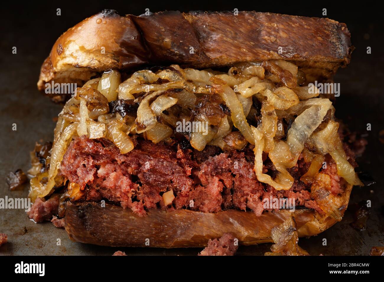 Nahaufnahme von rustikalem Corned Beef Sandwich Stockfoto