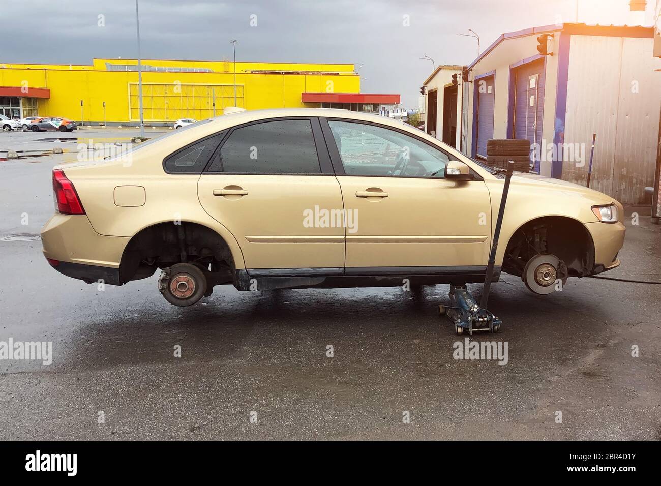 Ersetzen von Reifen auf Rädern, ein Auto ohne Räder auf einem Wagenheber,  Express-Wartung, Seitenansicht Stockfotografie - Alamy