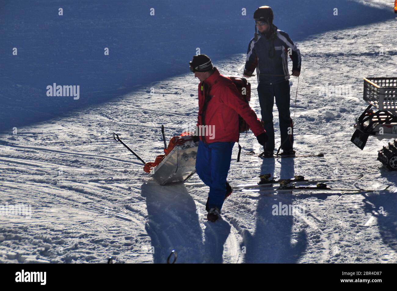 Rettungsschlitten vor der Rettungsbasis bereit für Emerzenz, in den alpen bei wien Stockfoto