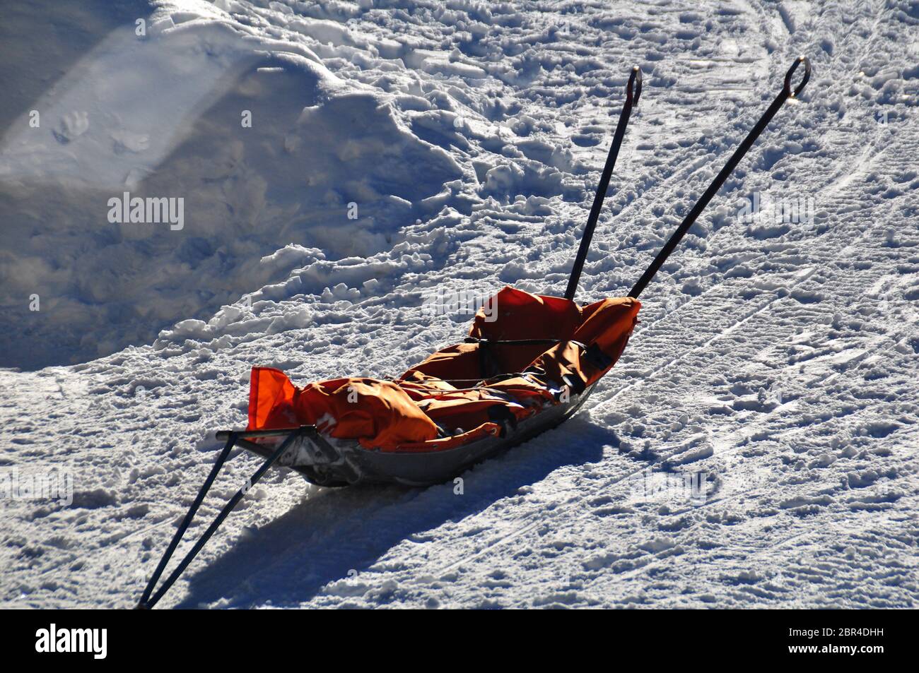 Rettungsschlitten vor der Rettungsbasis bereit für Emerzenz, in den alpen bei wien Stockfoto