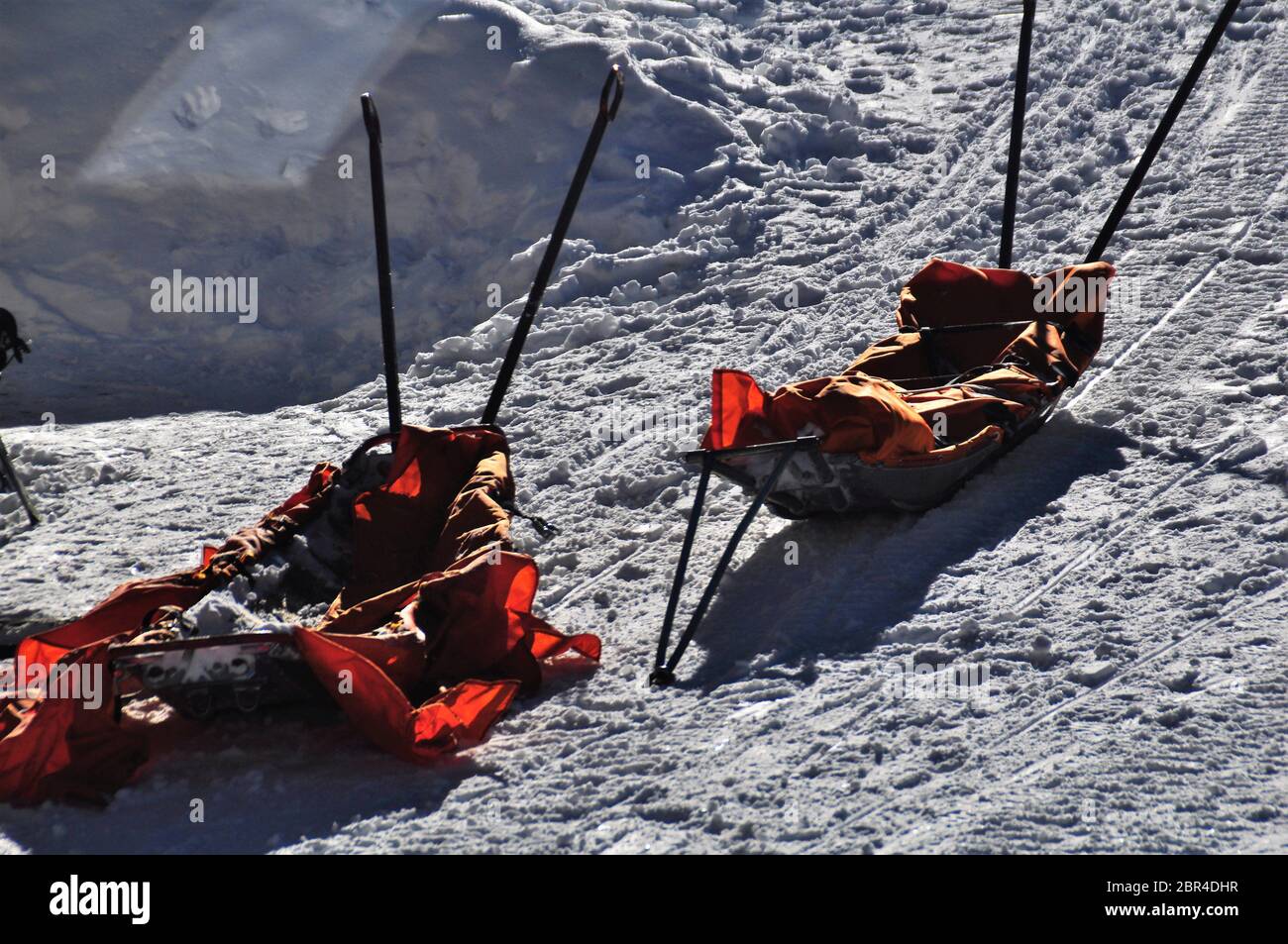 Rettungsschlitten vor der Rettungsbasis bereit für Emerzenz, in den alpen bei wien Stockfoto