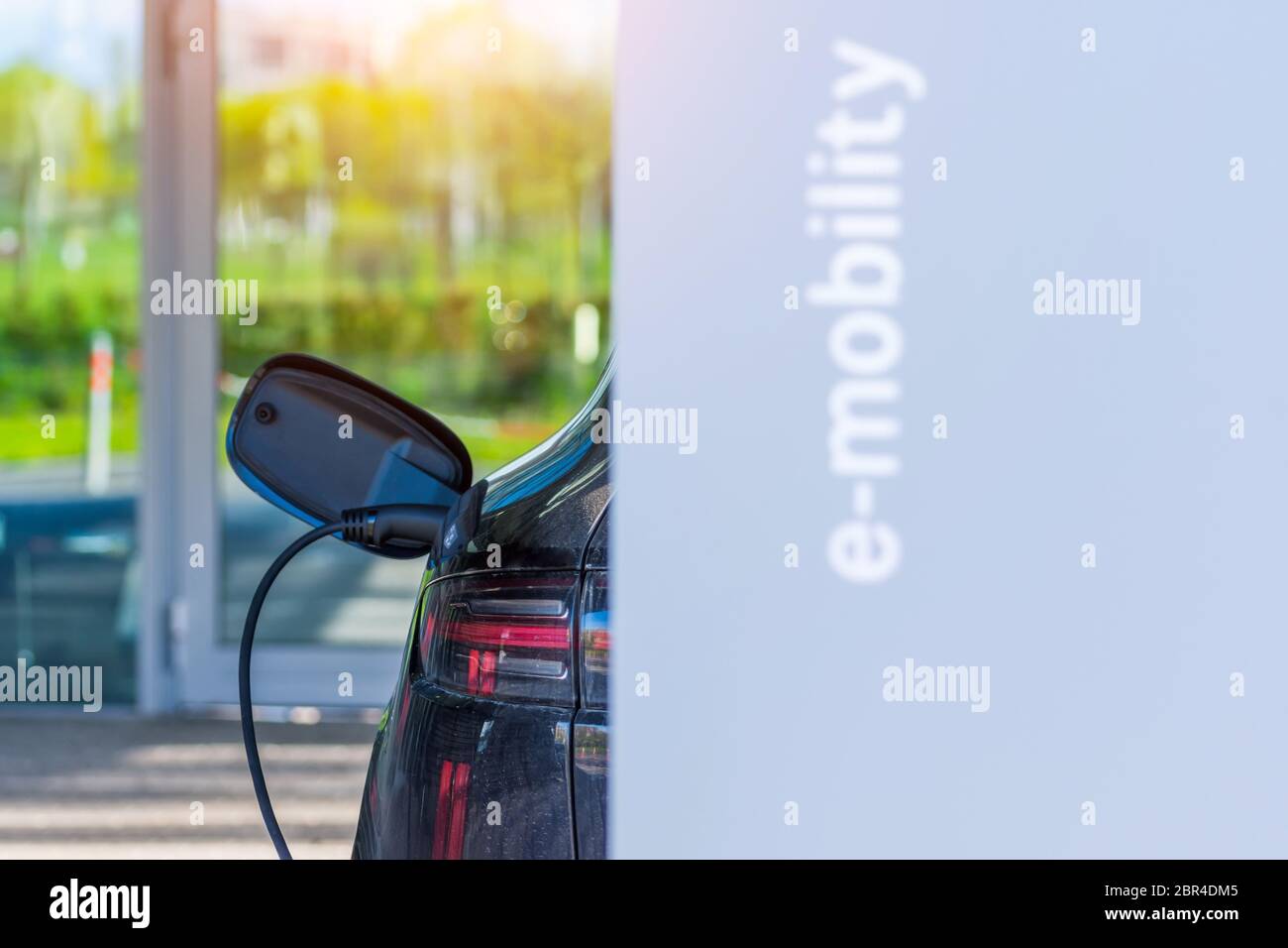 Steckdose mit Ladefunktion für Elektroauto, Batterieladung Nahaufnahme. Gas-Elektrizitätsstation Stockfoto