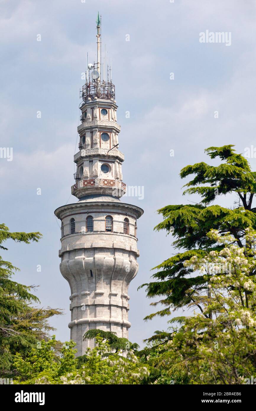 Der Beyazit Tower ist ein berühmter Steinfeuerturm an der Universität Istanbul, der jetzt mit einer Beleuchtung ausgestattet ist, die das Wetter anzeigt. Stockfoto