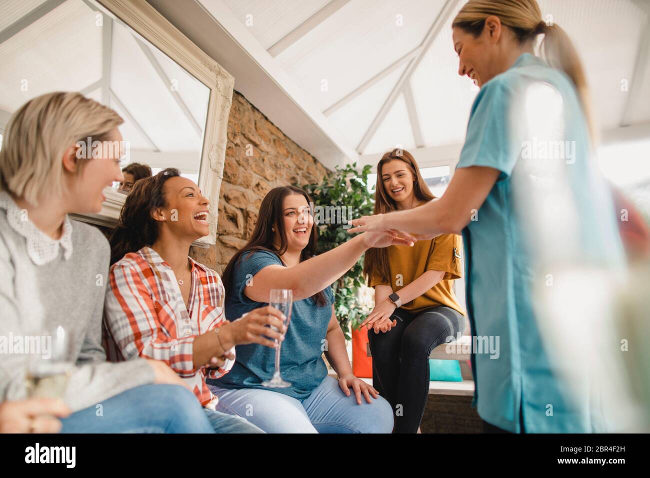 Mitte nach Schönheit Vertriebsmitarbeiter ein Verkaufsgespräch zu einer Gruppe von Frauen, die an ein Produkt. Stockfoto