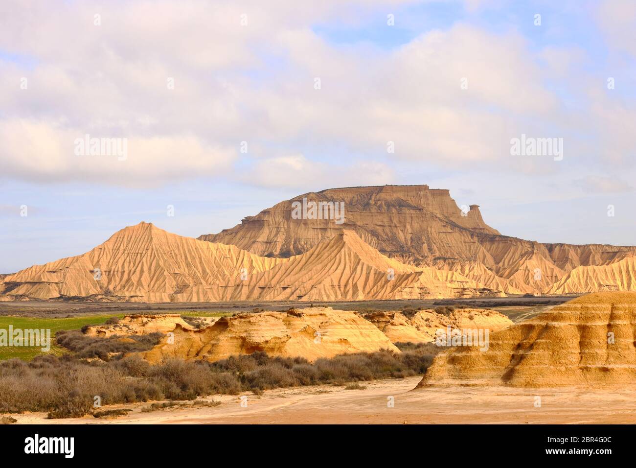 Blick auf die faszinierenden Landformen von Pisquerra und Erosionsklaven im Vordergrund in der halbwüstennahen Naturregion Bardenas Reales Stockfoto