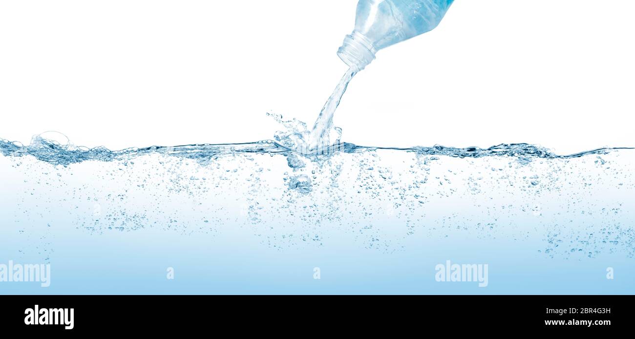 Großen Wasserfläche und Flasche gießt Wasser mit Spritzwasser Effekt. Stockfoto