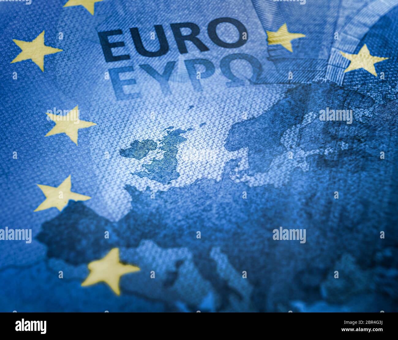 Brexit-Konzept. Unfokussierte Euro-Rechnung Nahaufnahme der Europakarte mit Fokus auf Großbritannien. Europäische Union Farben Flagge mit gelben Sternen Effekt Ove Stockfoto