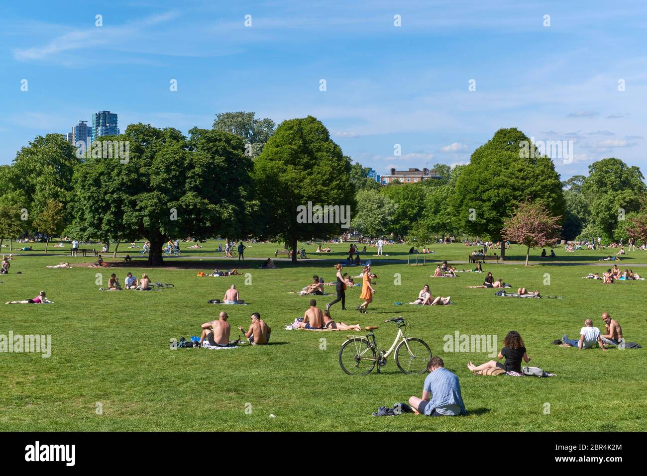 Menschenmengen im Clissalst Park, Stoke Newington, North London, am 20. Mai 2020, am wärmsten Tag des Jahres während der Sperrung Stockfoto