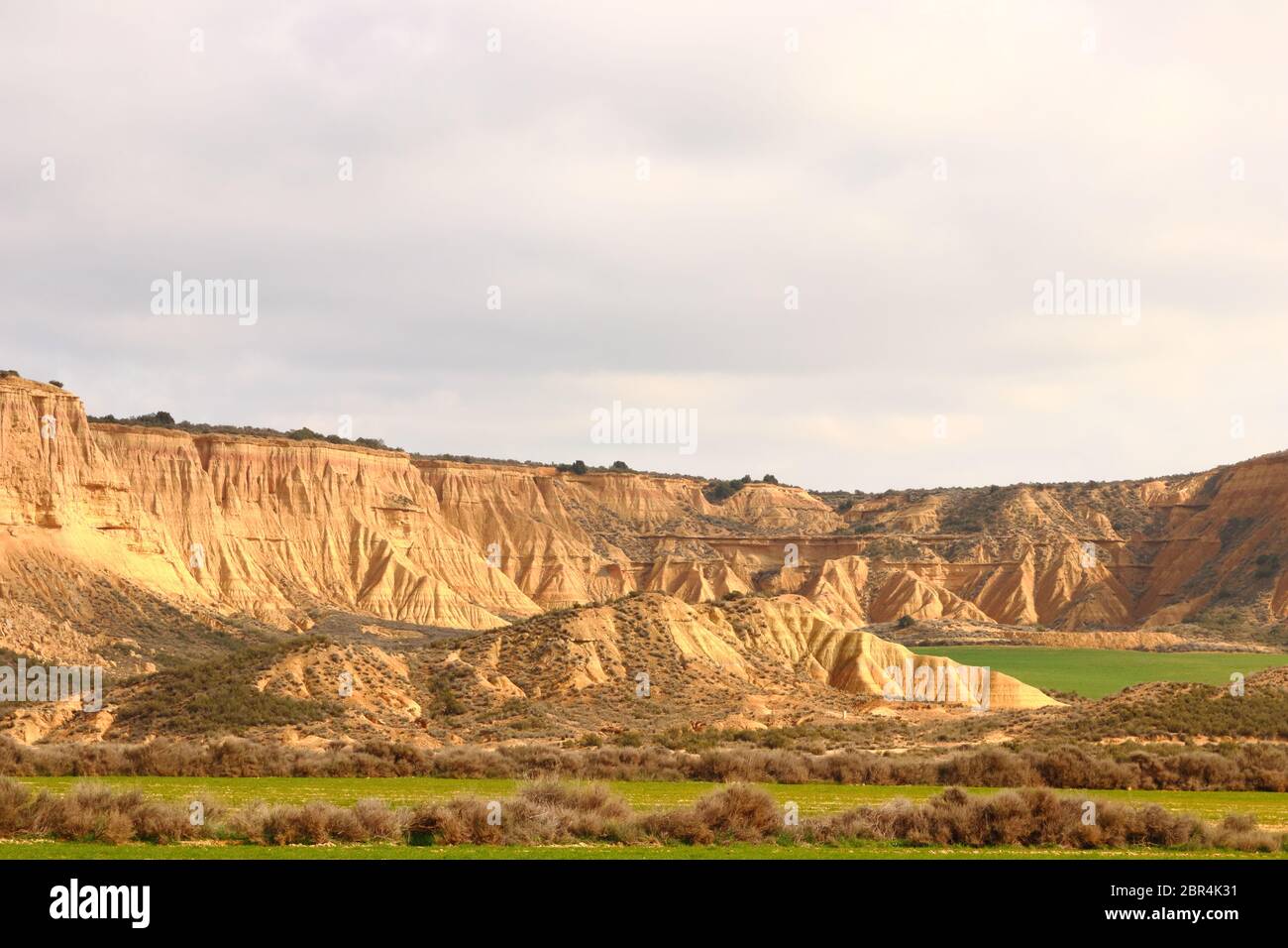 Markante Landformen und Erosionskomplätze in der halbwüstenigen Naturregion Bardenas Reales, UNESCO Biosphärenreservat, Navarra, Spanien Stockfoto