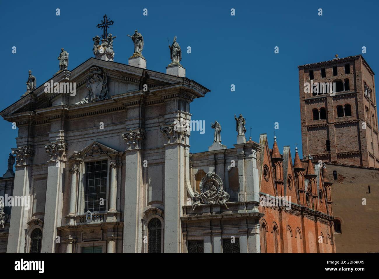 Der berühmte Renaissance-Platz Piazza Sordello in Mantua. Blick auf die Kathedrale San Pietro und das historische Gebäude. Stockfoto