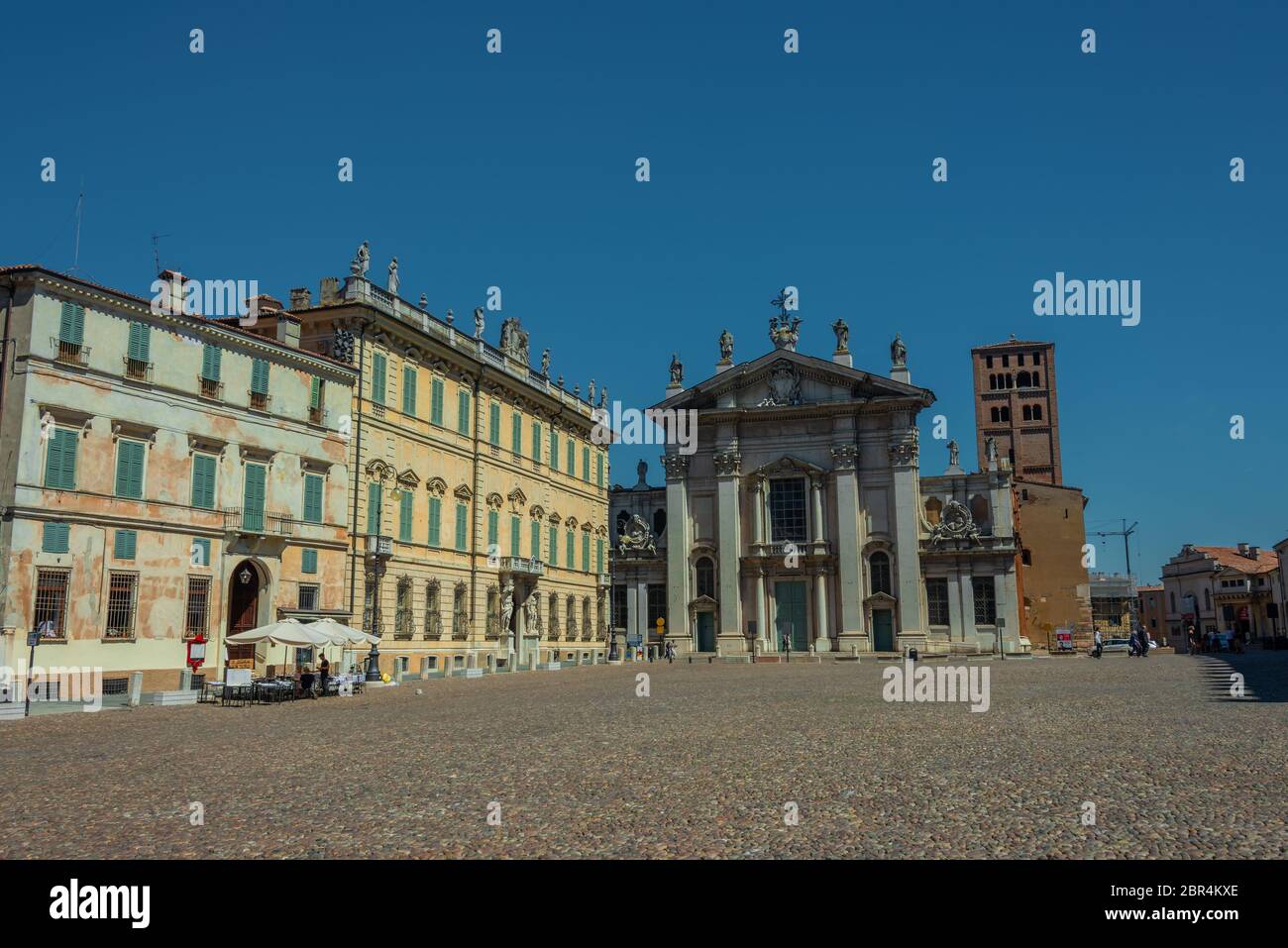 Der berühmte Renaissance-Platz Piazza Sordello in Mantua. Blick auf die Kathedrale San Pietro und das historische Gebäude. Stockfoto