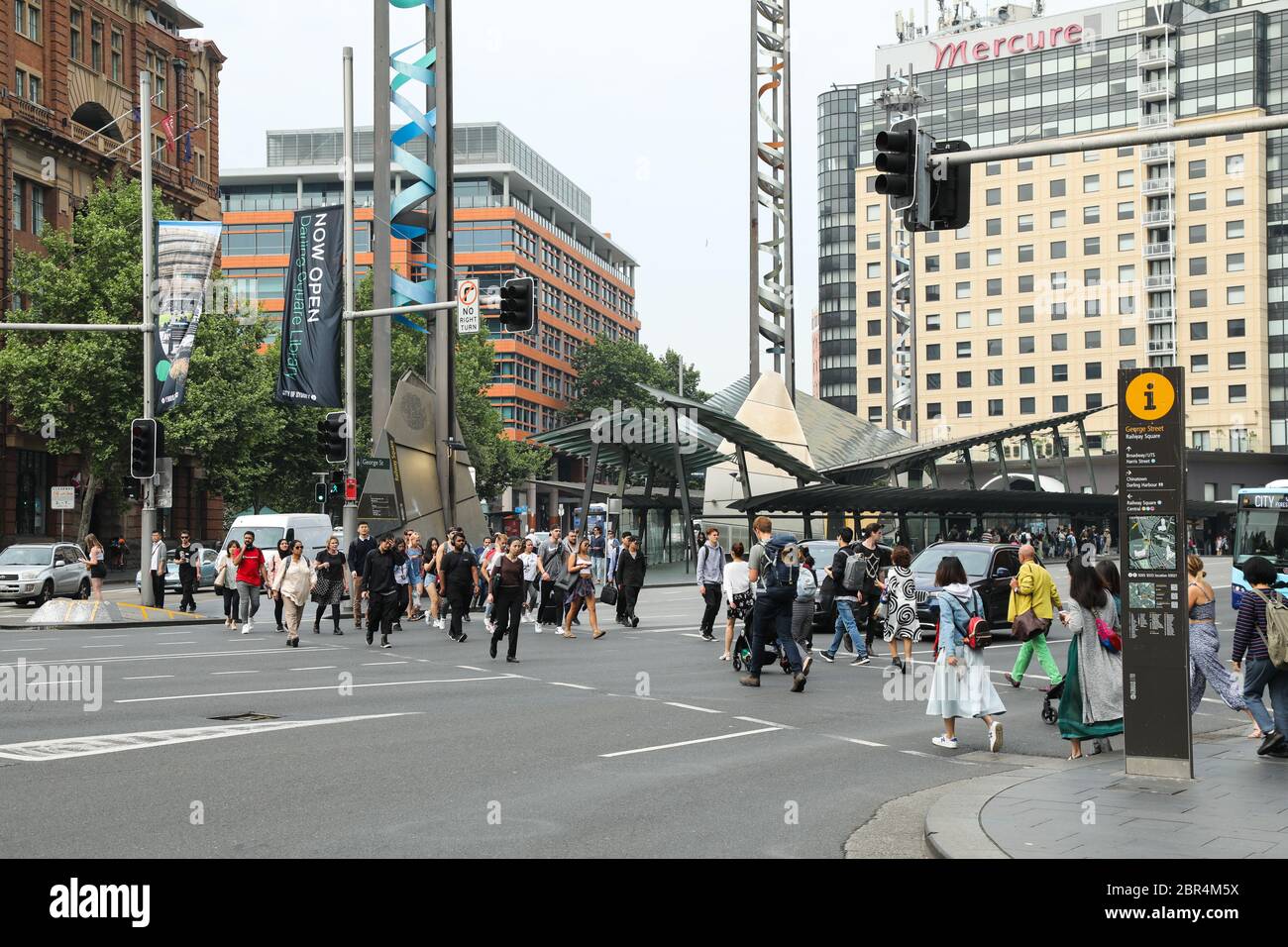 Menschen, die die George Street, Sydney, Australien, in der Nähe des Railway Square und des Central Railway Station überqueren. Stockfoto