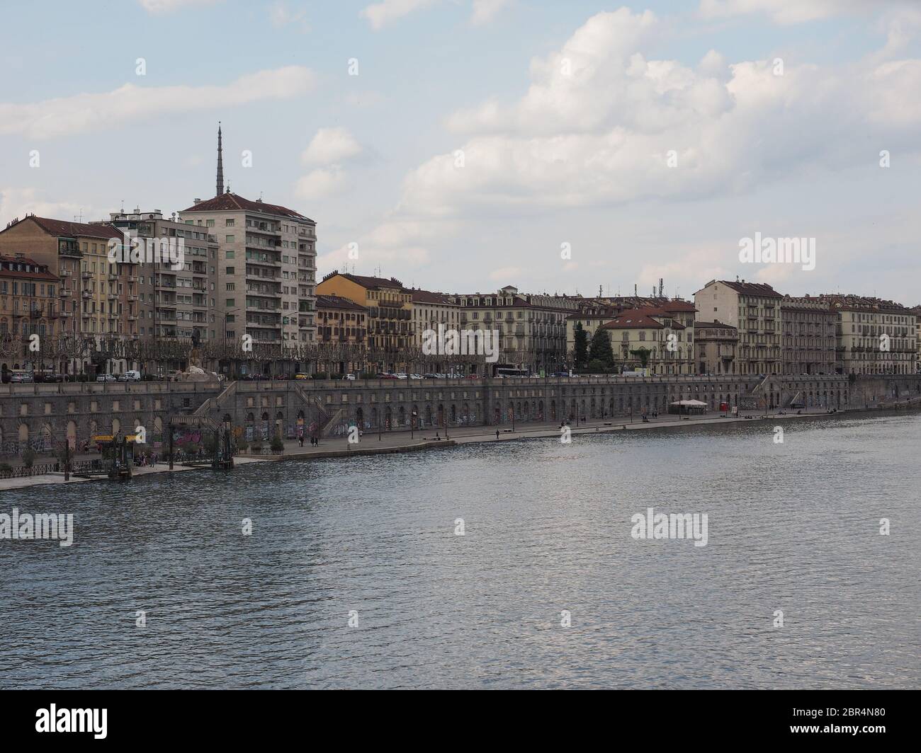 TURIN, Italien - ca. Mai 2019: Blick auf die Skyline der Stadt vom Fluss Po gesehen Stockfoto