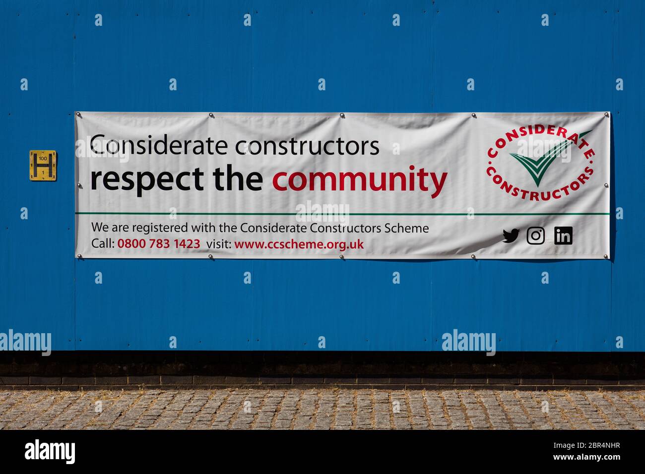 Rücksichtsvolle Bauherren-Banner in Limehouse, East London Stockfoto