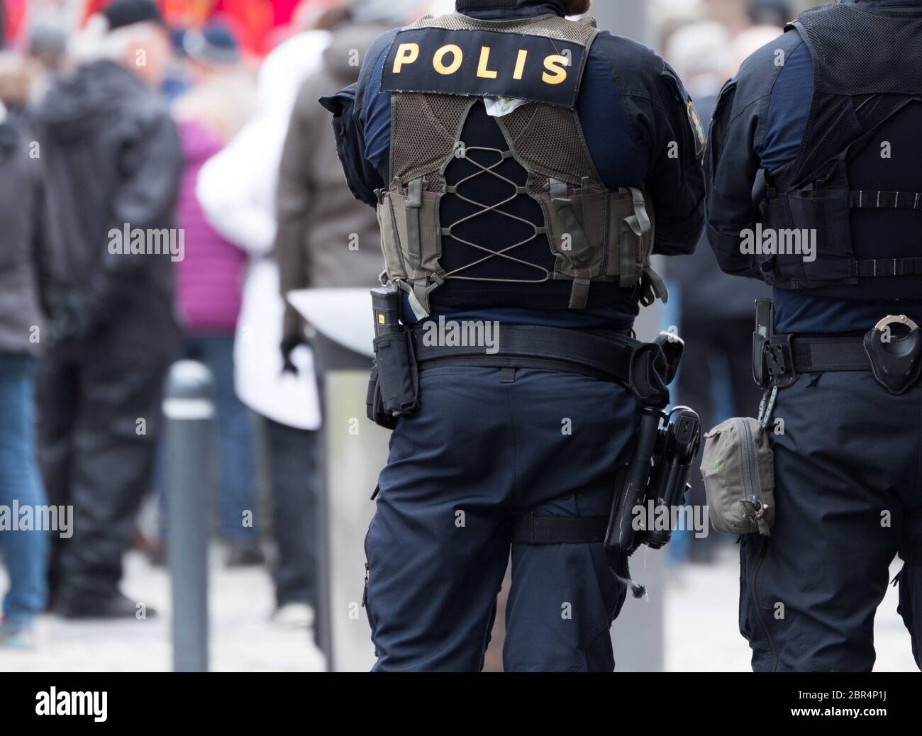 Schwedischer Polizeibeamter mit Pistole. Stockfoto