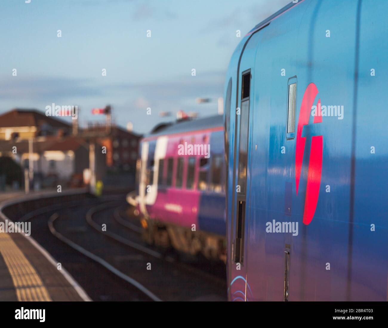 Northern Rail Class 158 mit Firstgroup Logo auf einem TransPennine Express der Klasse 185 im Vordergrund bei Blackpool North Stockfoto