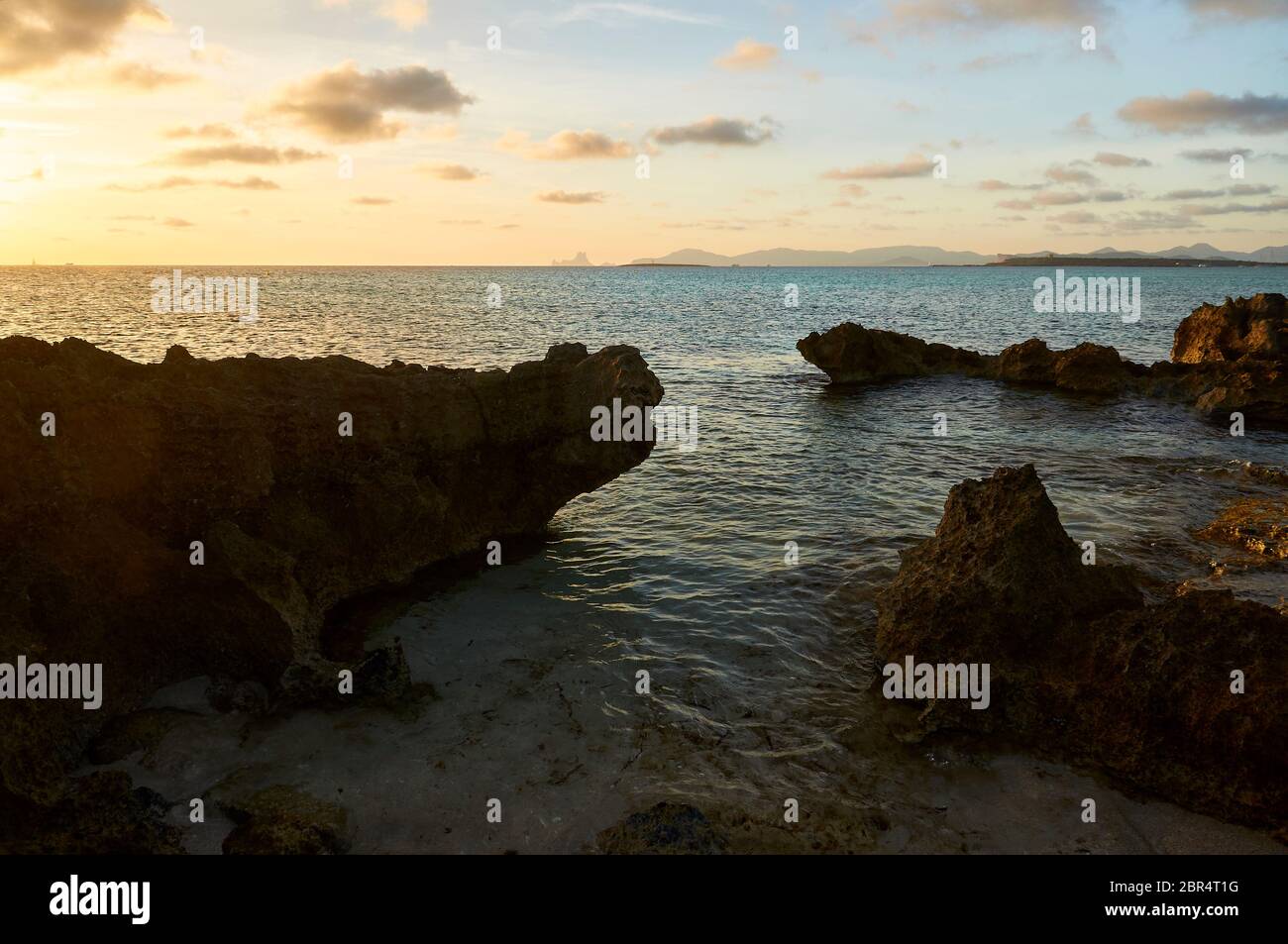 Sonnenuntergang von Es Trucadors mit Es Vedrá Inseln und Ibiza in der Ferne (Formentera, Pityusische Inseln, Balearen, Mittelmeer, Spanien) Stockfoto