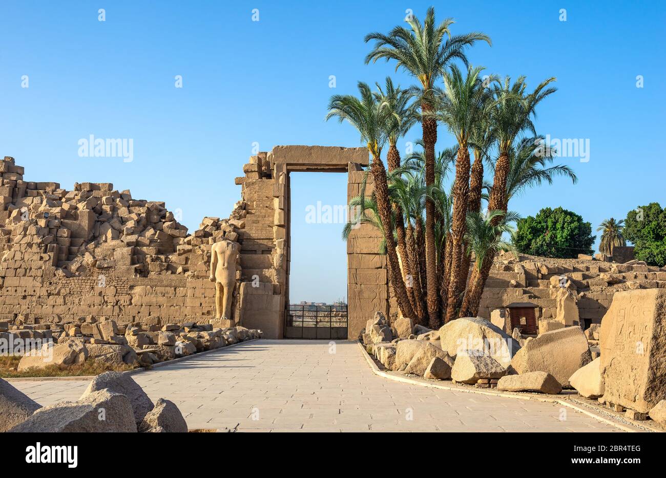 Ruinen in der Karnak Tempel am sonnigen Sommertag, Ägypten Stockfoto