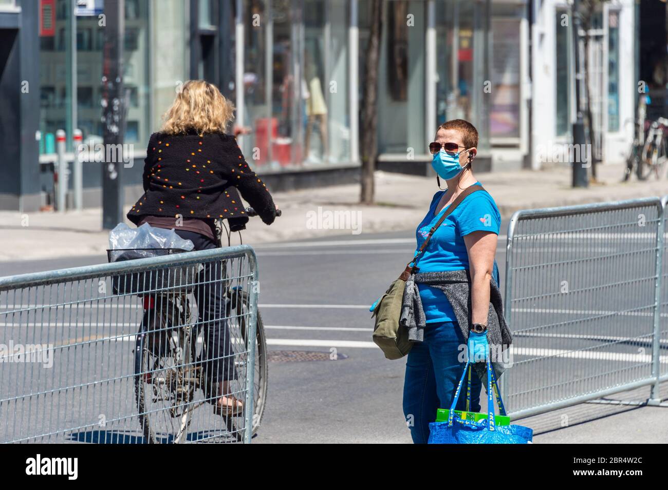 Montreal, CA - 20. Mai 2020: Frau mit Gesichtsmaske zum Schutz vor COVID-19 wartet auf den Bus Stockfoto