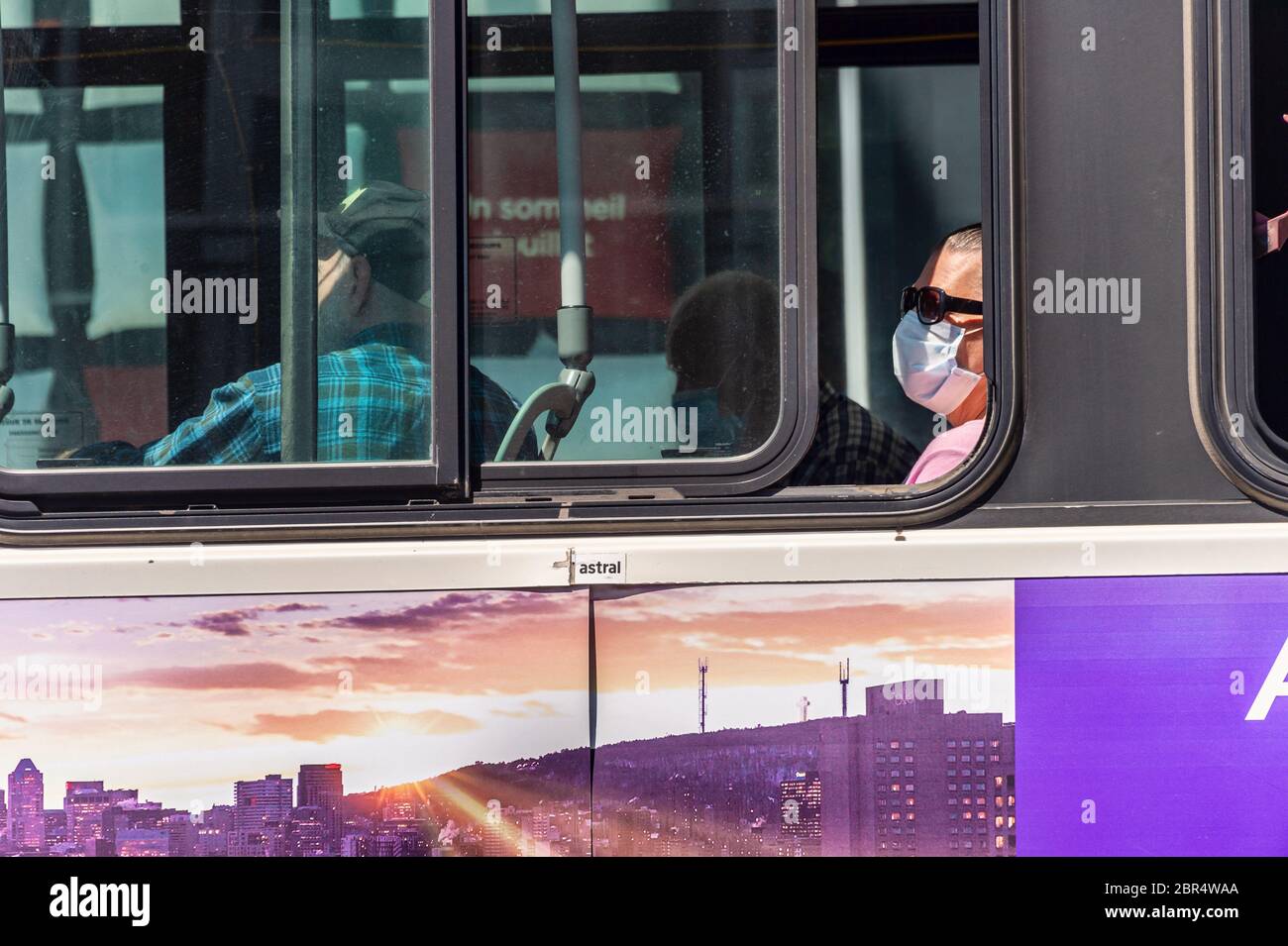 Montreal, CA - 20. Mai 2020: STM-Buspassagier mit Gesichtsmaske während der Covid 19-Pandemie Stockfoto