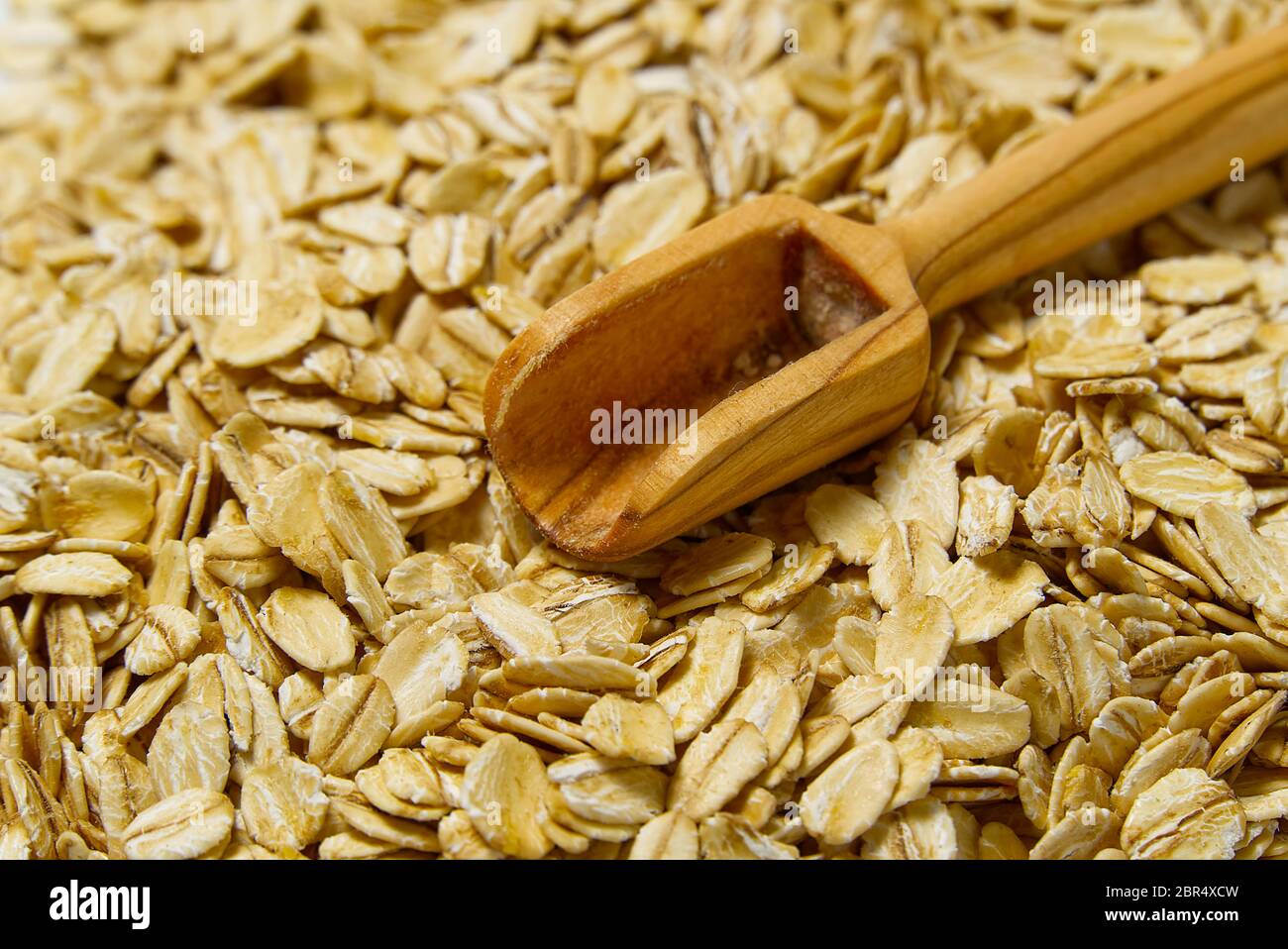 Nahaufnahme von Haferflocken. Haferflocken Makro schießen. Haferflocken Textur. Hintergrund der goldenen Haferflocken. Gesunde Ernährung. Haferflocken gesunde Lebensmittel Stockfoto