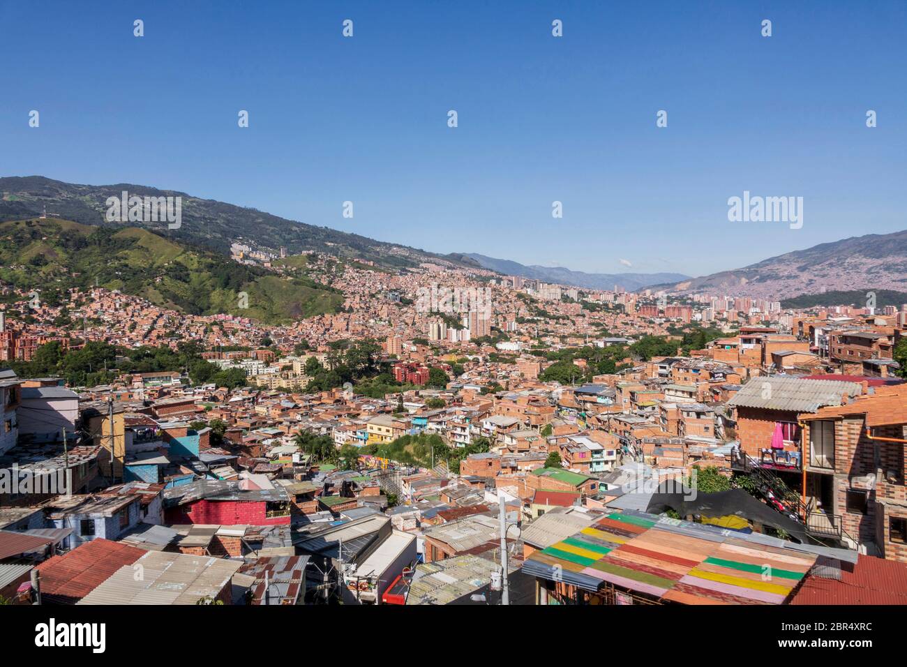 Medellin - Kolumbien - 10. Januar 2020:: Blick auf eine arme Nachbarschaft in den Hügeln oberhalb von Medellin, Kolumbien Stockfoto