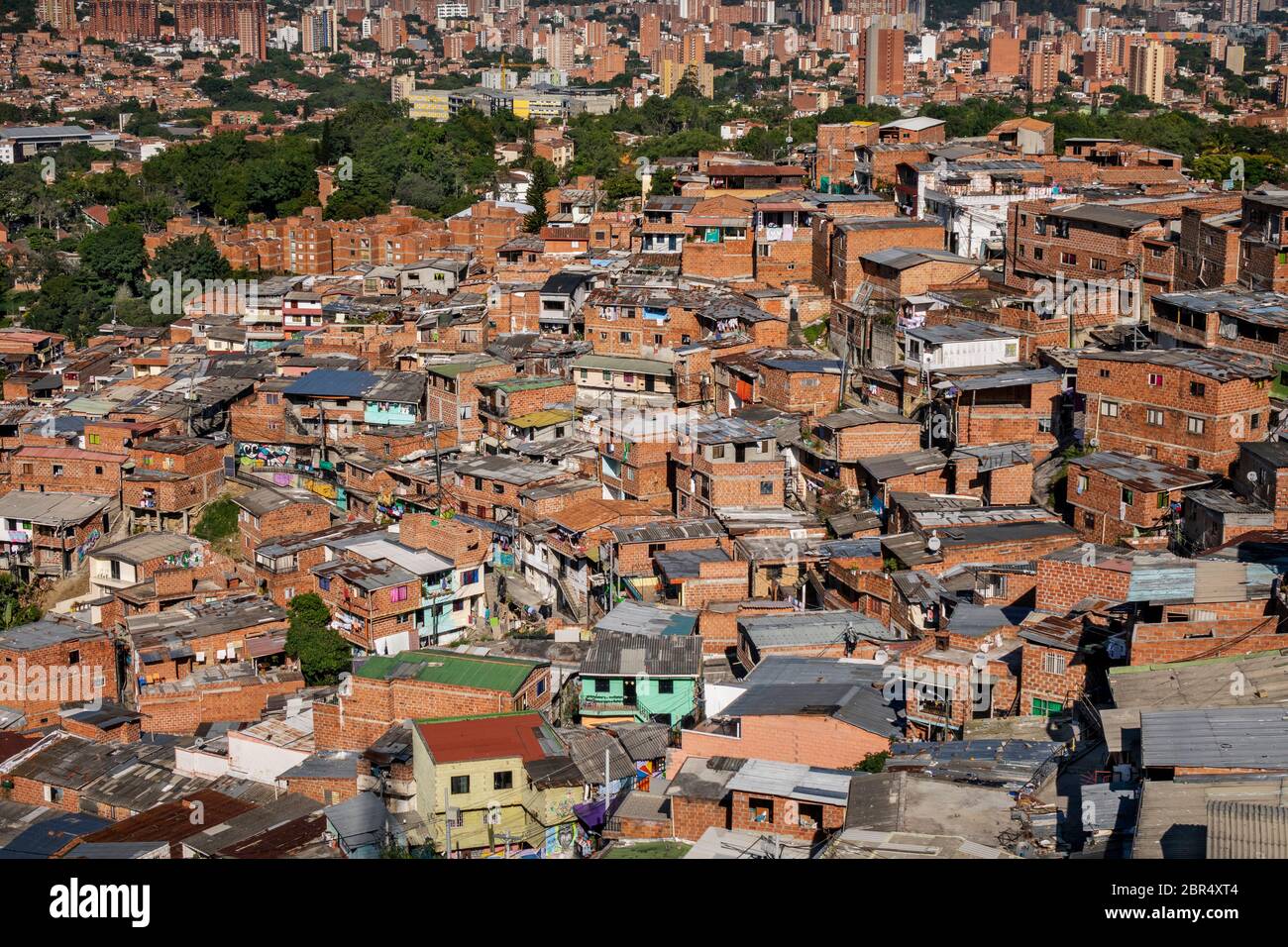 Medellin - Kolumbien - 11. Januar 2020: Blick auf eine arme Nachbarschaft in den Hügeln oberhalb von Medellin, Kolumbien Stockfoto