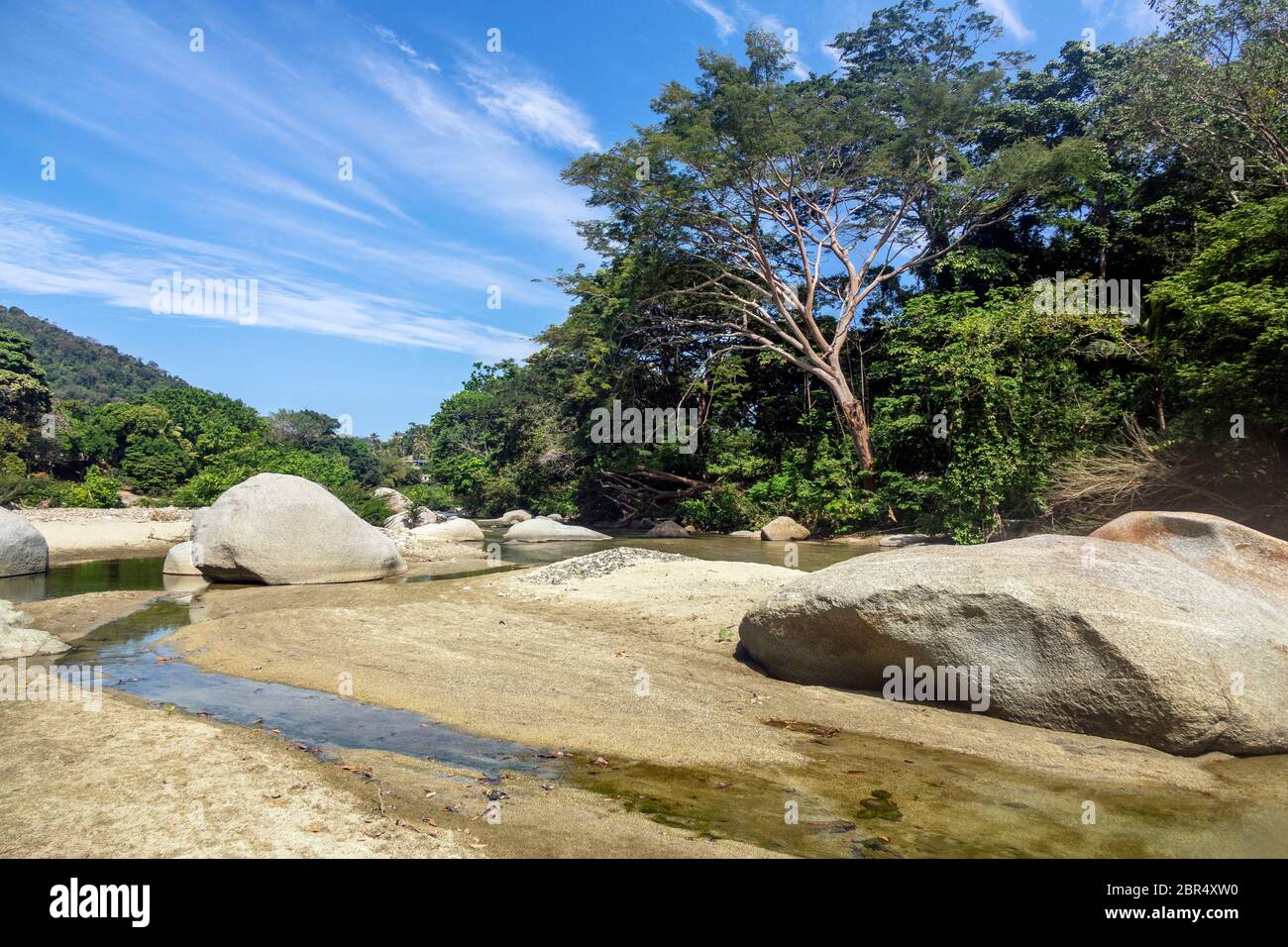 Palomino - Kolumbien, 20. Januar 2020: Schöne Steine im Fluss Quebrada Concha neben dem Tayrona Nationalpark zwischen Palomino und Santa Marta, Colomb Stockfoto