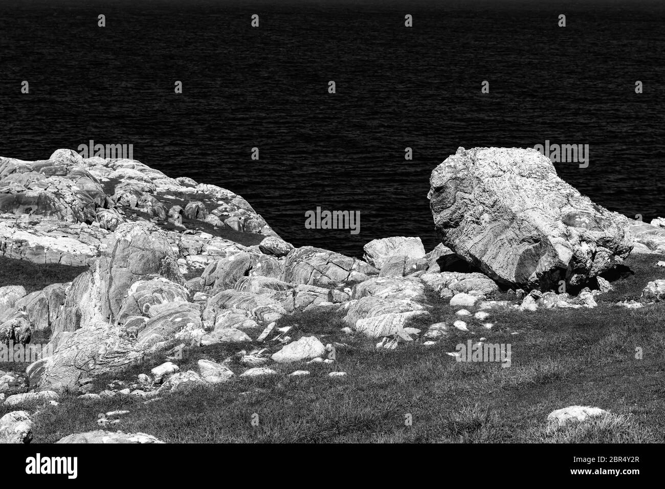 Schroffe Klippen und Felsen an der Westküste Schottlands Stockfoto