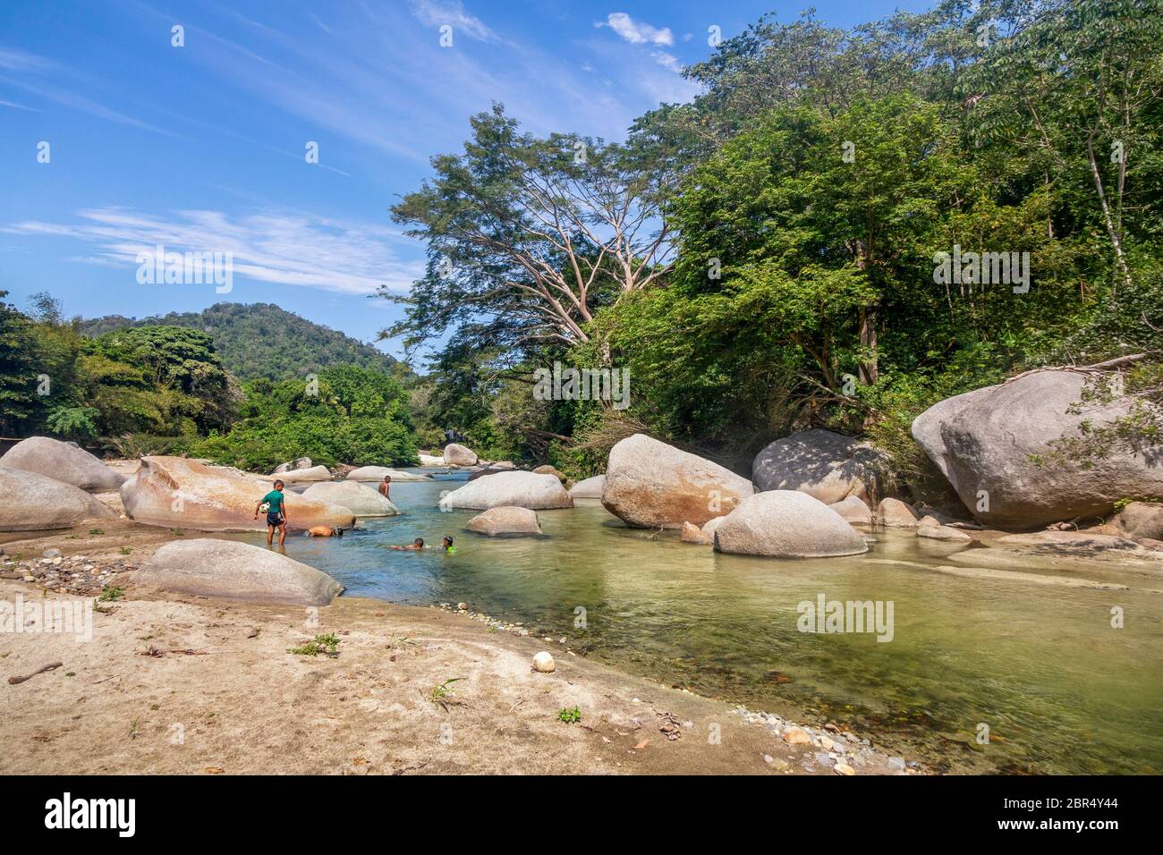 Palomino - Kolumbien, 20. Januar 2020: Schöne Steine im Fluss Quebrada Concha neben dem Tayrona Nationalpark zwischen Palomino und Santa Marta, Colomb Stockfoto