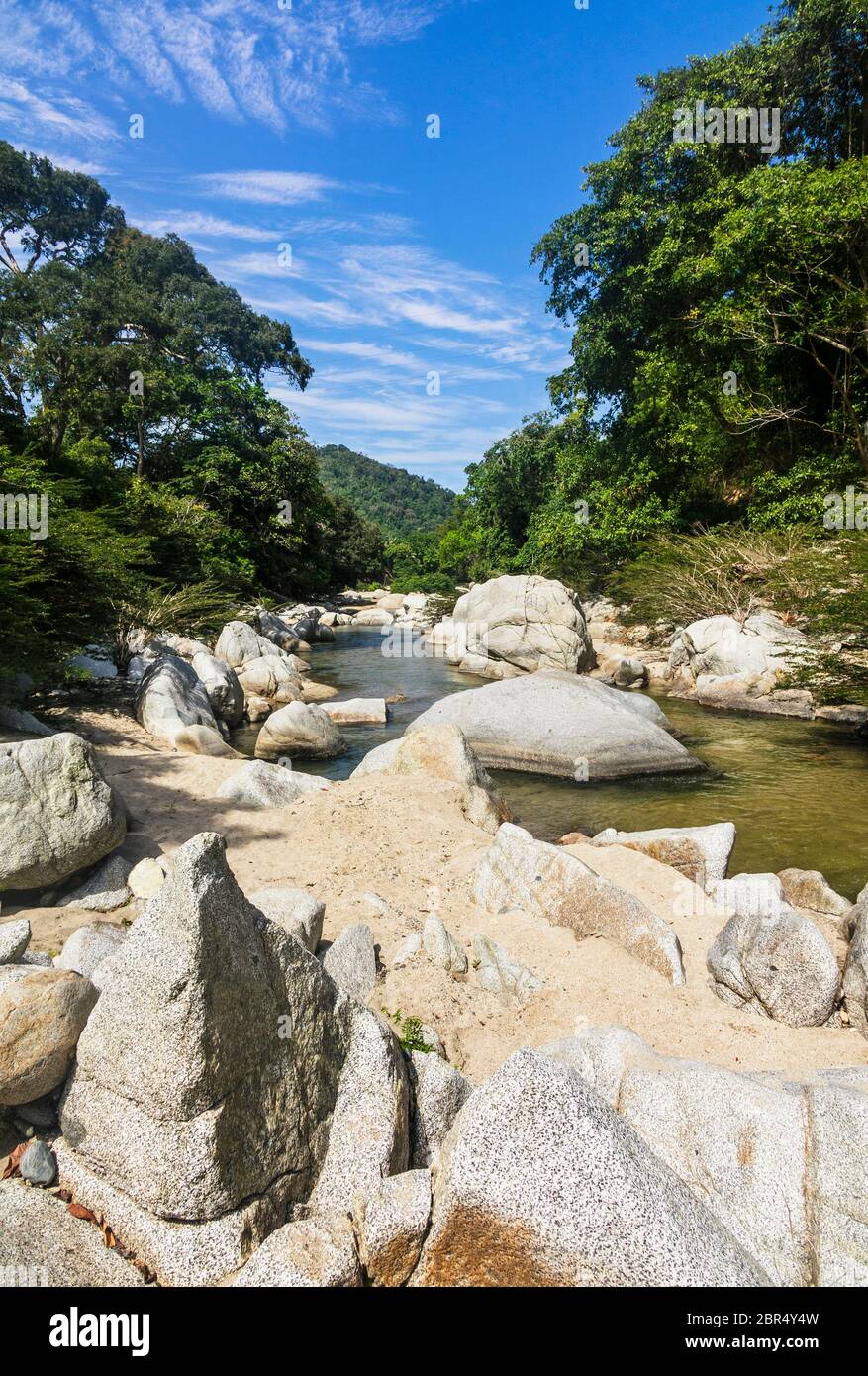Palomino - Kolumbien, 20. Januar 2020: Schöne Steine im Fluss Quebrada Concha neben dem Tayrona Nationalpark zwischen Palomino und Santa Marta, Colomb Stockfoto