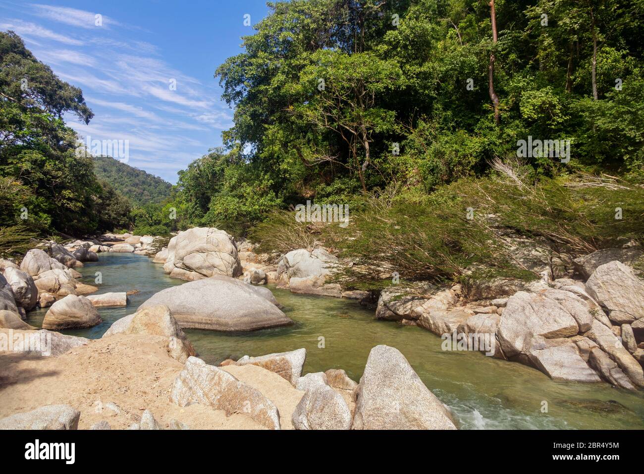 Palomino - Kolumbien, 20. Januar 2020: Schöne Steine im Fluss Quebrada Concha neben dem Tayrona Nationalpark zwischen Palomino und Santa Marta, Colomb Stockfoto