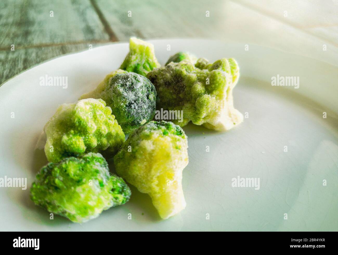 Gefrorenes Gemüse frosted Brokkoli Vereisung außerhalb Gefrierschrank Kühlschrank. Stockfoto