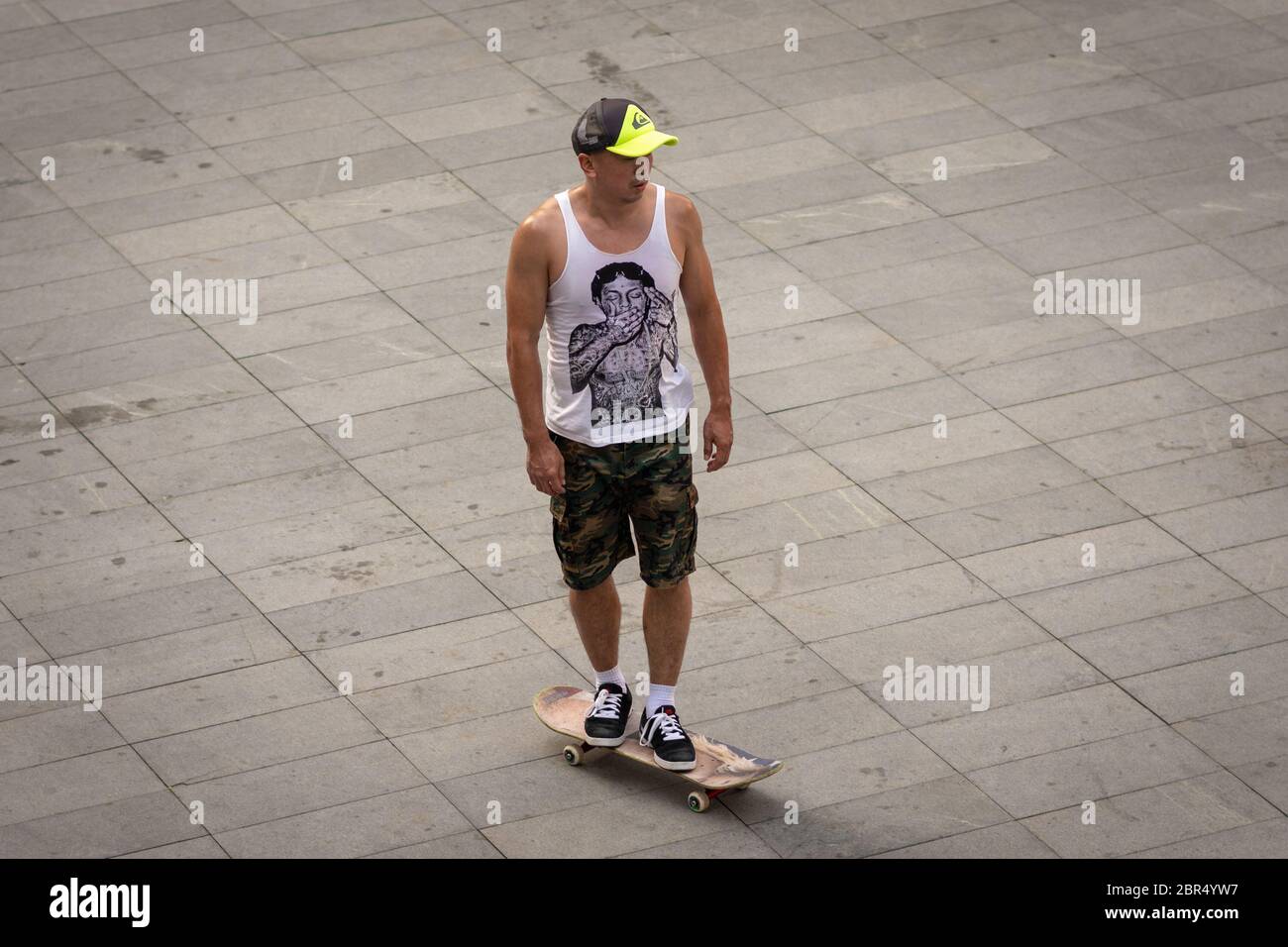 Peking / China - 21. August 2016: Skateboard-Skater im modernen Sanlitun-Viertel im Chaoyang-Bezirk im Zentrum von Peking, China Stockfoto