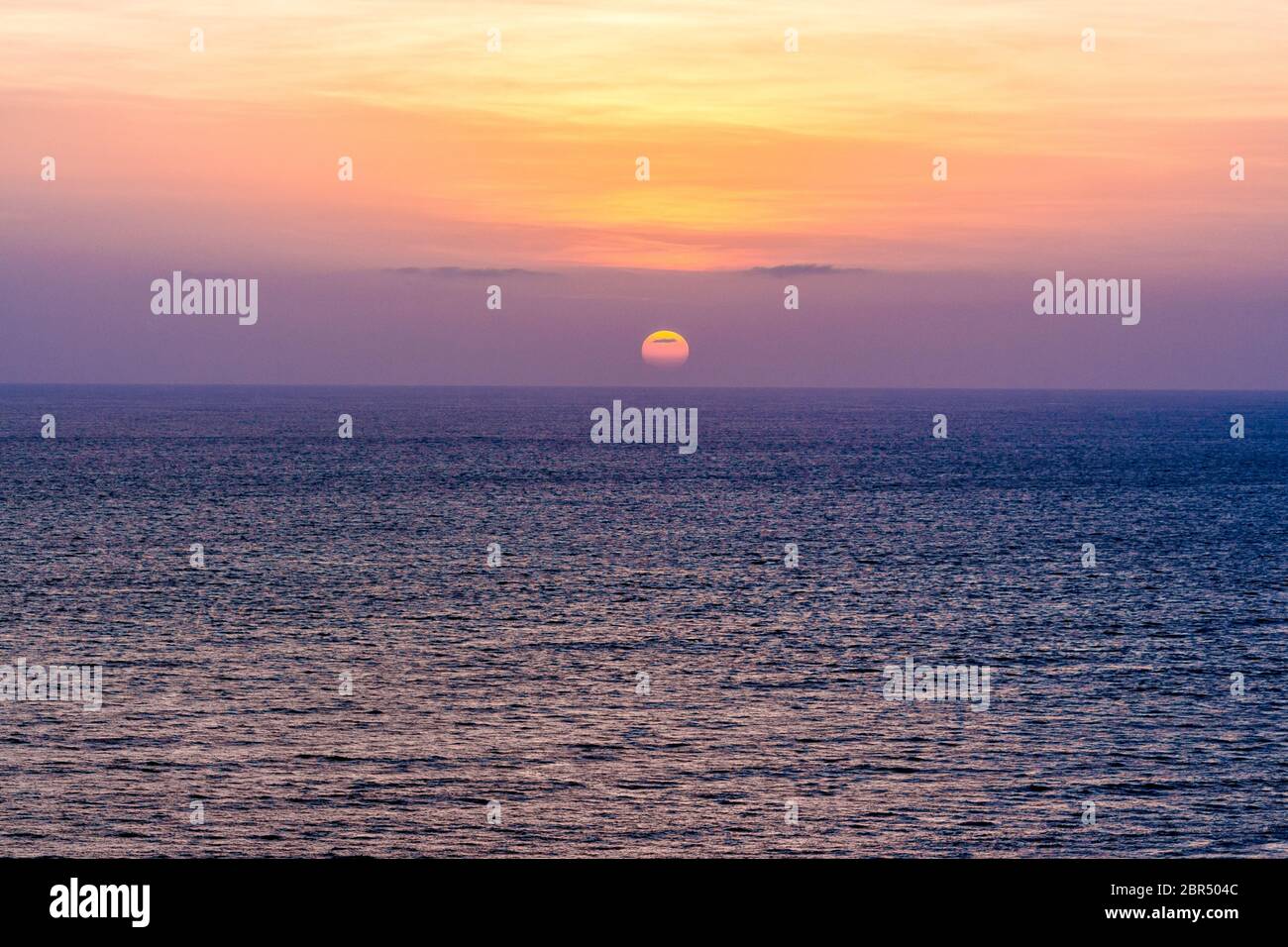 Goa, Indien - warmer Sonnenuntergang von Chapora Fort, Vagator Beach. Pint-sized Goa ist mehr als Strände und Trance-Partys. Eine kaleidoskopische Mischung aus indischem Pop. Stockfoto