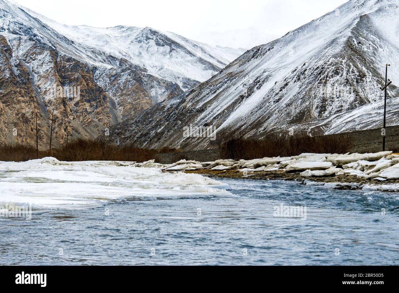Gefrorener Indus Fluss fließt durch die schneebedeckten Berge von Ladakh, Jammu und Kaschmir, Indien, Asien. Landschaft von natürlicher Schönheit im Nubra Tal. Stockfoto