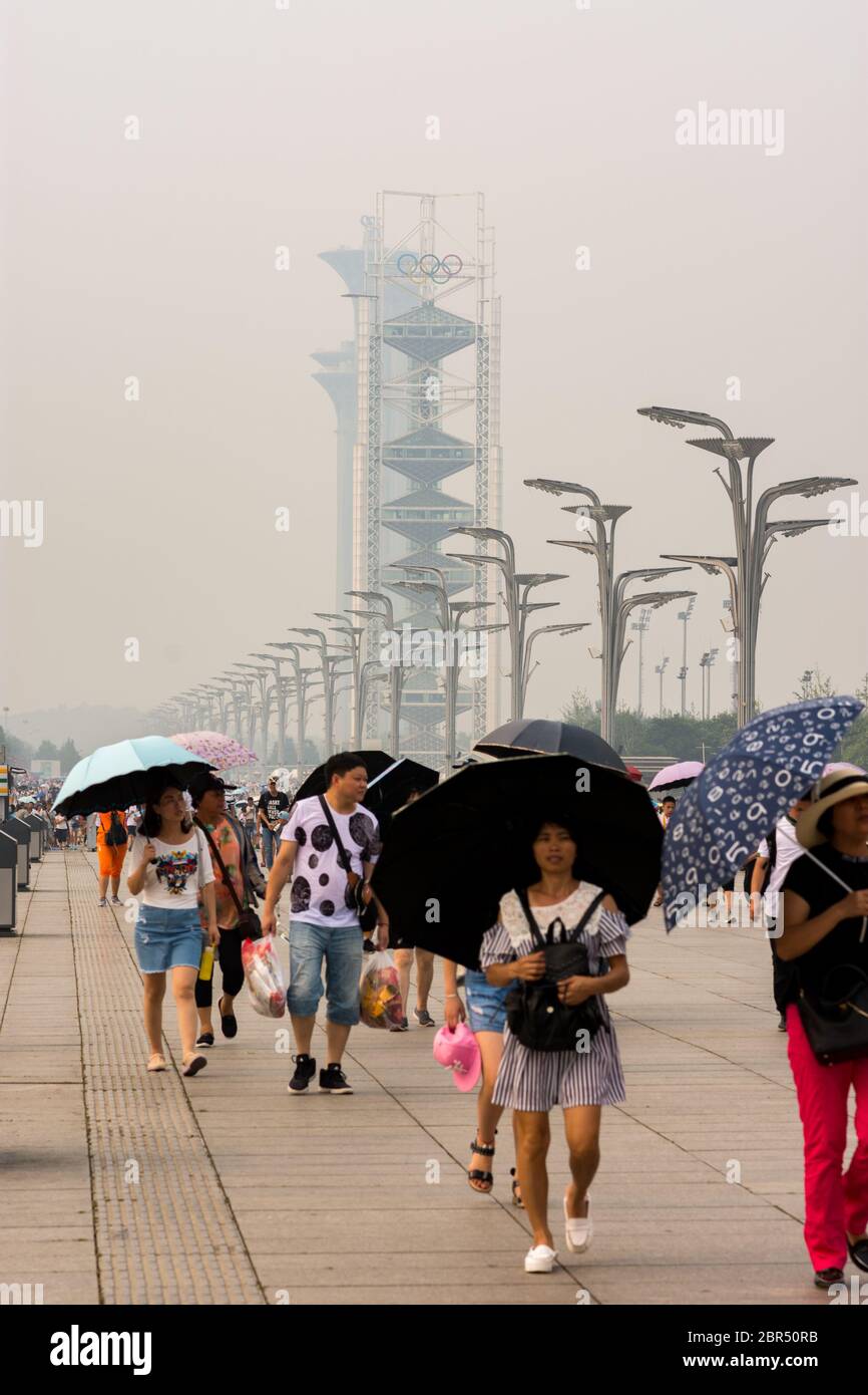 Peking / China - 17. Juli 2016: Olympic Green, Olympic Park im Chaoyang Bezirk von Peking, für die Olympischen Sommerspiele 2008 gebaut, während einer schweren Stockfoto